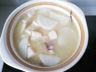 豆腐萝卜鱼头汤,烧开后将鱼头汤全部倒入砂锅中，再小火炖煮；