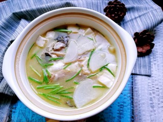 豆腐萝卜鱼头汤,成品！鲜美鱼头汤，开始享用吧！