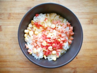 鸡蛋火腿米饭杯~,倒入处理好的火腿丁，胡萝卜丁，和玉米粒，