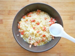 鸡蛋火腿米饭杯~,加入适量的食盐和胡椒粉，搅拌均匀备用，