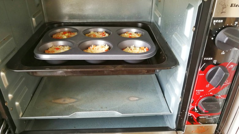 鸡蛋火腿米饭杯~,放入烤箱中，180°度上下火，烤20分钟，