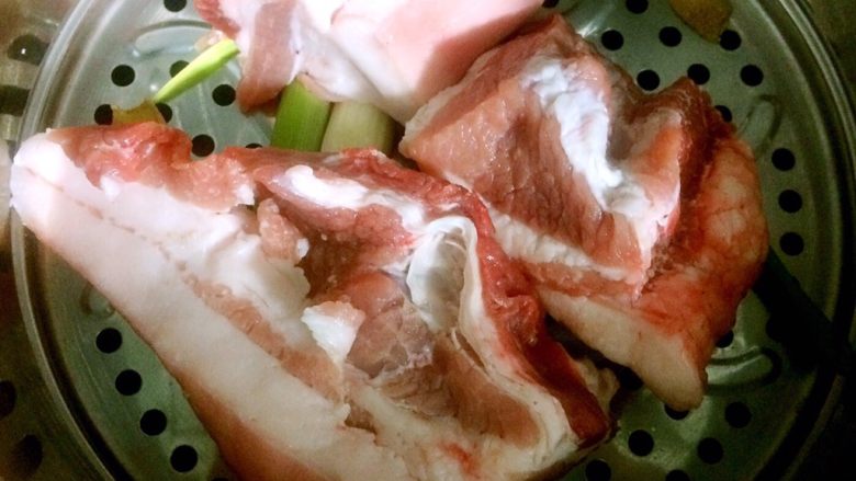 秘制韶氏红烧肉,秘制的关键来了，一般做红烧肉需要水煮，这个不用，是蒸。关键的一步哦