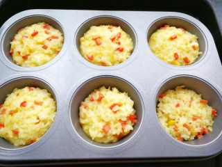 鸡蛋火腿米饭杯~,烤好后的米饭杯，鸡蛋已经凝固，取出后可以脱模了，