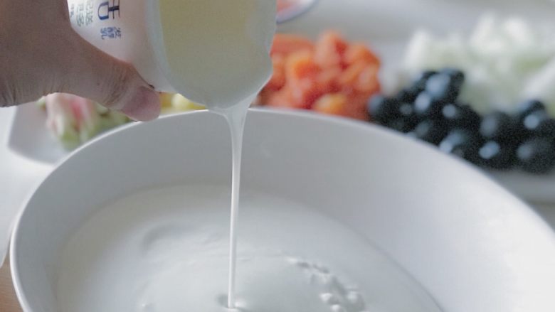 酸奶水果花环,食材处理三：酸奶水果花环制作

酸奶倒入盘子