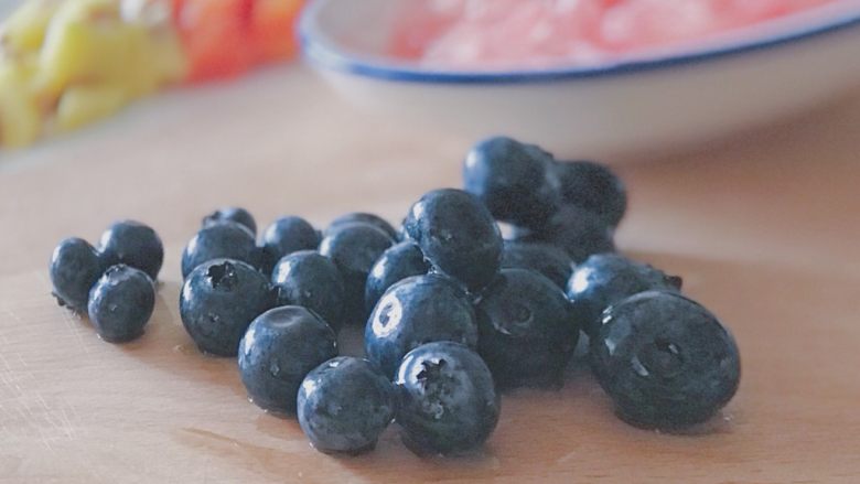 酸奶水果花环,蓝莓洗干净备用