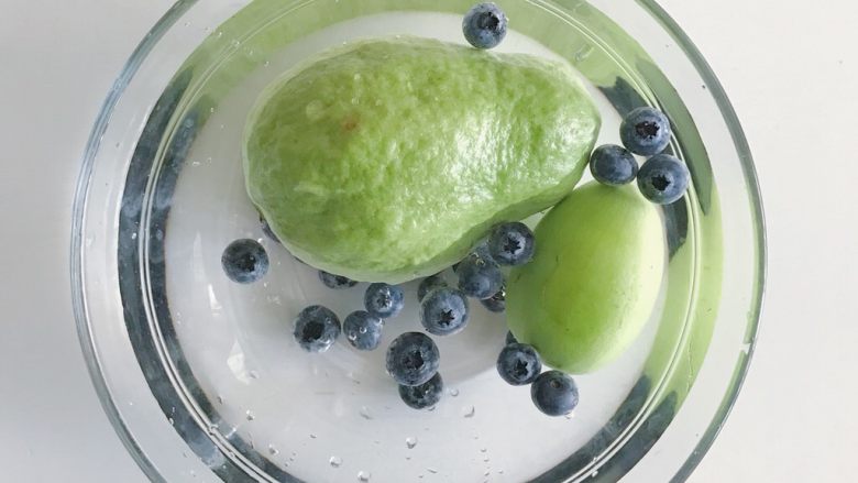 酸奶水果花环,食材处理一：水果部分清洗切片处理

芭乐/青枣/蓝莓提前用水泡半个小时后洗干净