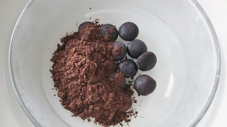 酸奶水果花环,食材处理二：酸奶花环装饰

可可粉和黑巧克力隔水加热