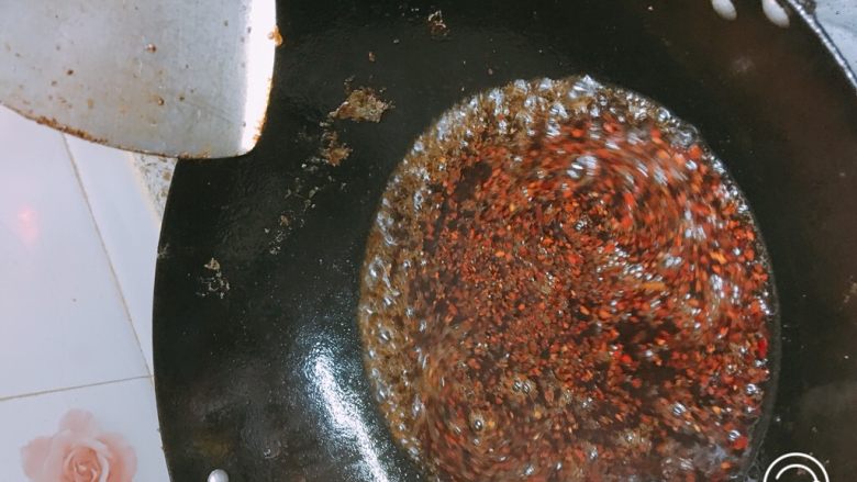 红烧鲤鱼,把豆腐捞出后火调至最小，这时依次下剁辣椒、辣椒面、老抽和生抽，炒匀后倒两饭碗的水