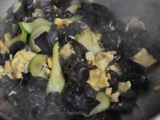 黑木耳西葫芦炒蛋，美容美颜家常菜,加一点儿白胡椒粉，拌炒均匀出锅即可。