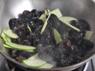 黑木耳西葫芦炒蛋，美容美颜家常菜,将木耳下锅翻炒。