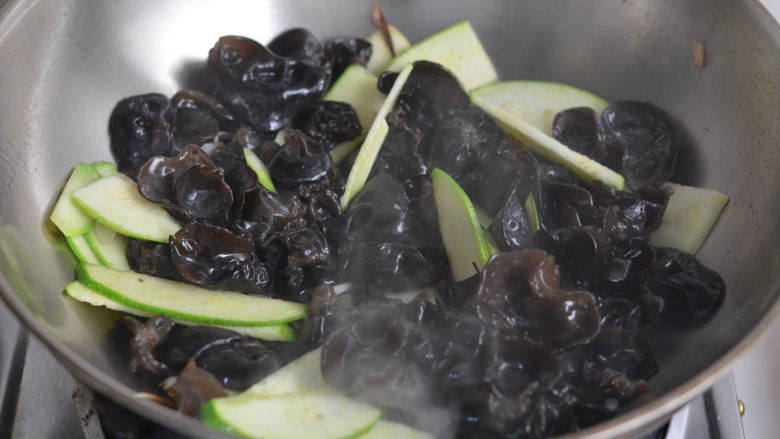 黑木耳西葫芦炒蛋，美容美颜家常菜,将木耳下锅翻炒。