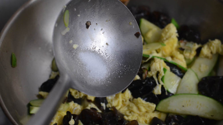 黑木耳西葫芦炒蛋，美容美颜家常菜,加盐调味。