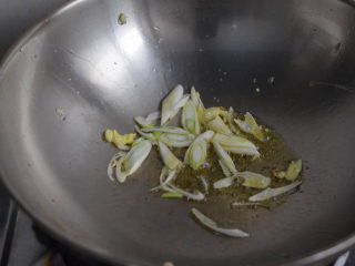 黑木耳西葫芦炒蛋，美容美颜家常菜,用锅用的油炒香葱碎。