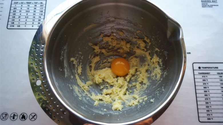 橘子酥塔,然后加入一个蛋黄，搅打均匀。