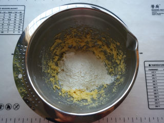 橘子酥塔,筛入低筋粉，拌成团。
