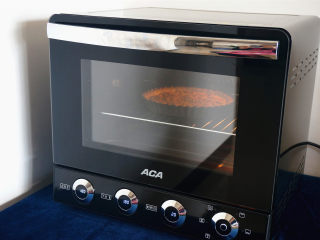 橘子酥塔,烤箱180度再次预热，预热好后，将橘子酥塔放入中层，180度上下火烘烤15~20分钟。
