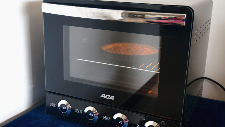 橘子酥塔,烤箱180度再次预热，预热好后，将橘子酥塔放入中层，180度上下火烘烤15~20分钟。
