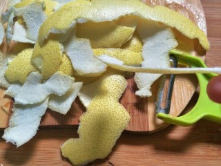 柚子酱+柚子茶=双拼菜谱,把柚子表皮抛出来，尽量要薄，白色瓢的部分不要，因为这部分会苦涩。