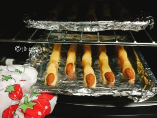 万圣节女巫手指饼干,烤箱预热2分钟 将烤盘放入烤箱 150度18分钟