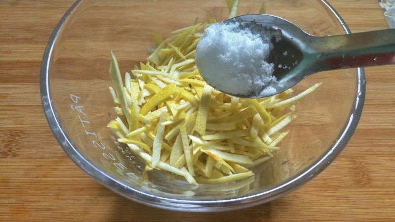 柚子酱+柚子茶=双拼菜谱,柚子皮切细丝放入盐
