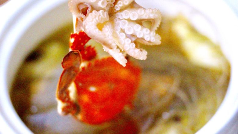 黑酱油+大白菜豆腐丸子炖海鲜,再加入煮熟的螃蟹和八爪蛸