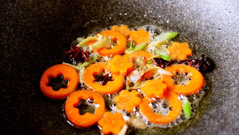 黑酱油+大白菜豆腐丸子炖海鲜,再加入胡萝卜小火慢慢煸炒至变色后