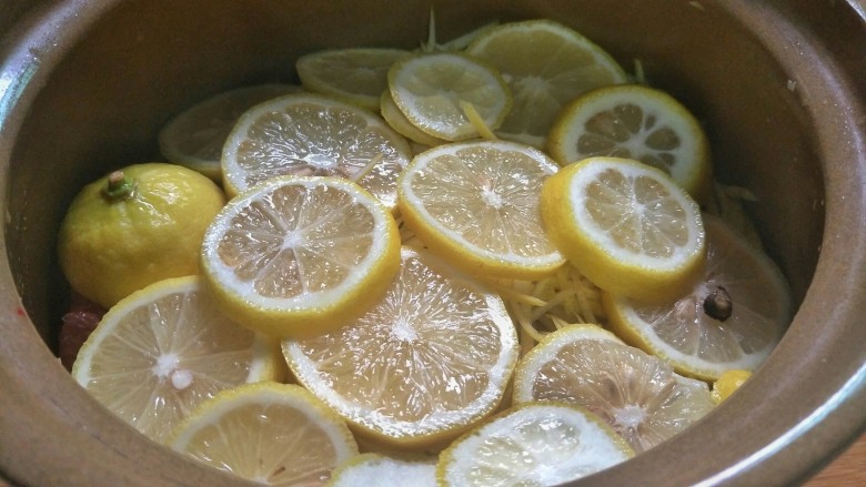 柚子酱+柚子茶=双拼菜谱,覆盖上柠檬片