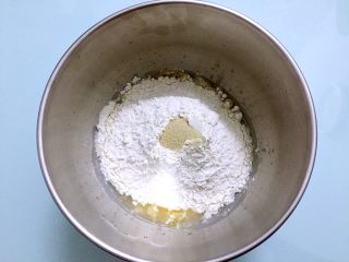 奶油面包,把材料除了黄油外，都放入和面桶，顺序为牛奶、鸡蛋液、糖和盐对角放，然后放面粉，酵母放最上面