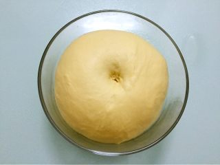奶油面包,手指沾水或面粉戳一小洞，不反弹不回缩即发酵成功