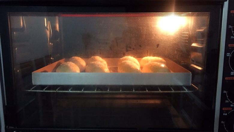 奶油面包,放入预热好的烤箱，上火120度，下火150度，中层20分钟（上色满意加盖锡纸）