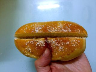奶油面包,面包从中间切开，不要切断