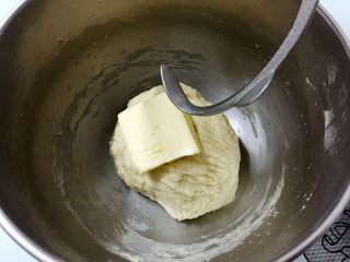 奶油面包,加入黄油，继续再开两次和面程序，共和面二次（共30分钟）