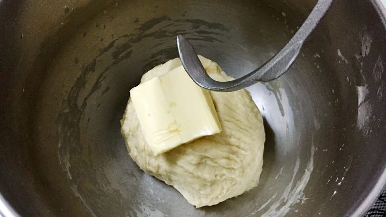奶油面包,加入黄油，继续再开两次和面程序，共和面二次（共30分钟）