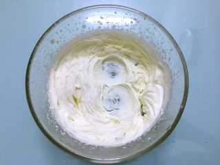 奶油面包,奶油加入白糖打发至裱花状态