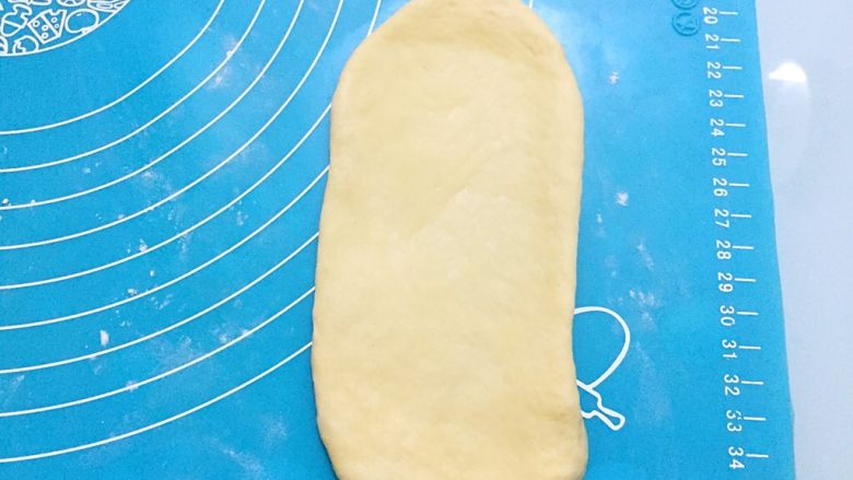 奶油面包,取一面团擀成椭圆形
