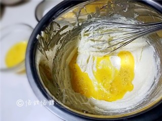 万圣节女巫手指饼干,蛋液分次倒入已经打匀的黄油白糖盆中