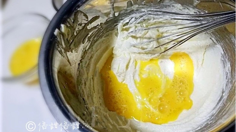万圣节女巫手指饼干,蛋液分次倒入已经打匀的黄油白糖盆中