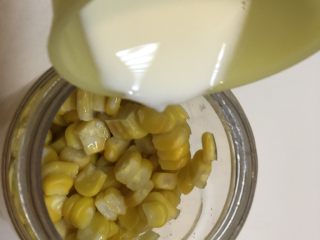 玉米渣渣,加热后的牛奶倒入玉米粒中