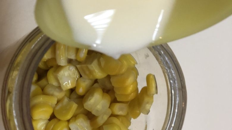 玉米渣渣,加热后的牛奶倒入玉米粒中