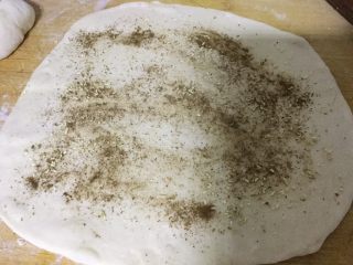 葱油饼,放入炒香的花椒粉，盐，鸡精，撒均匀。