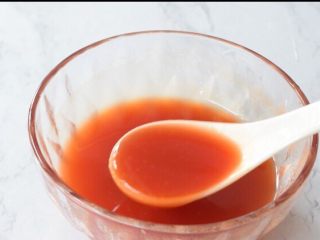 蒜香蜂蜜鸡球,把酱汁材料全放入碗中，调成酱汁备用