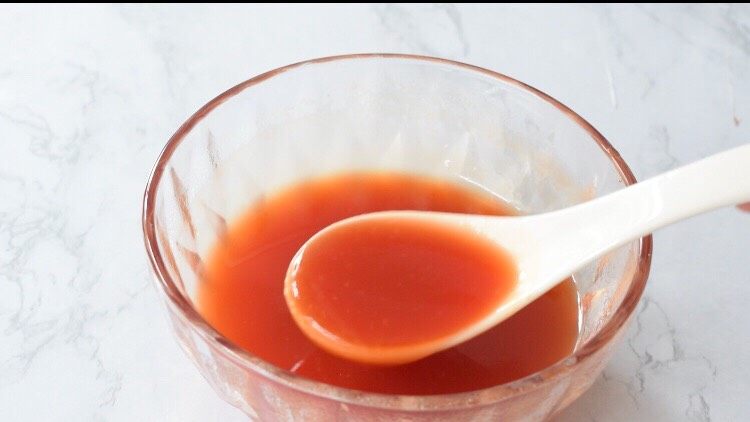 蒜香蜂蜜鸡球,把酱汁材料全放入碗中，调成酱汁备用