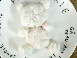 翠竹熊猫饭,手戴一次性手套把米饭捏出熊猫造型