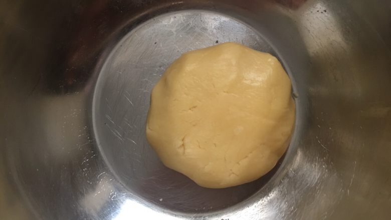 蛋黄纽扣饼干,用手揉成一个团，面团的状态略干