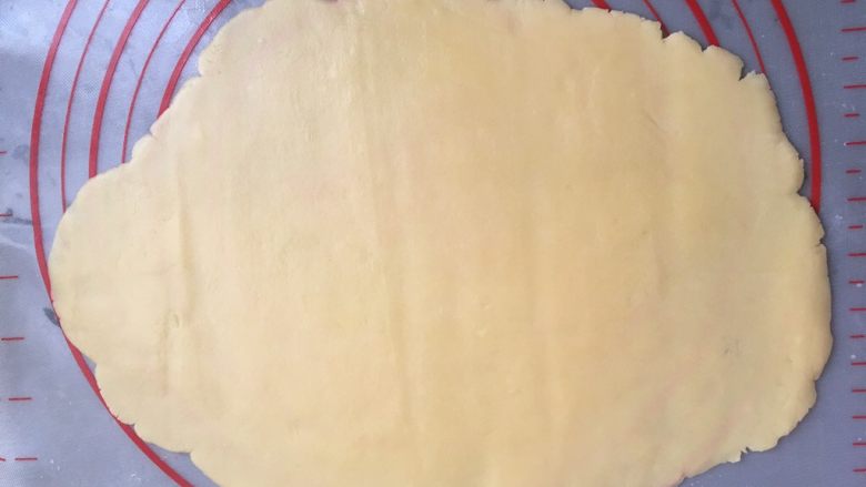 蛋黄纽扣饼干,将面团放在硅胶垫上，擀成3cm面片