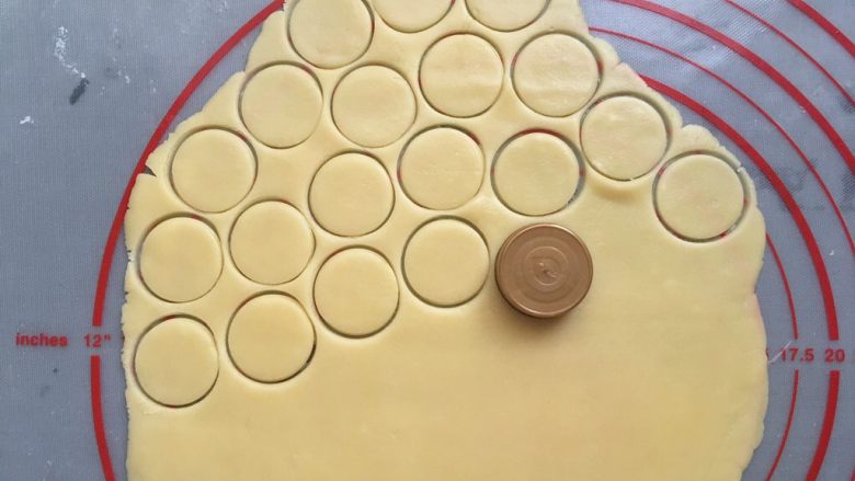 蛋黄纽扣饼干,用圆形的盖子或者大号裱花嘴，按压出圆形