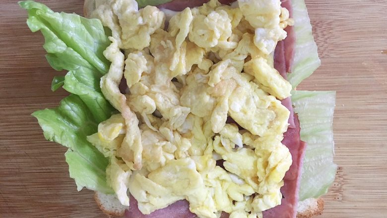 创意培根鲜虾鸡蛋三明治,step12:把炒好的鸡蛋铺满