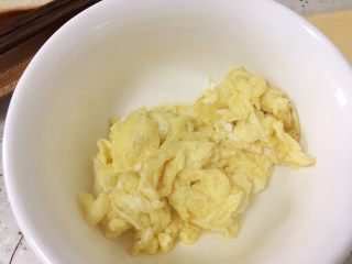 创意培根鲜虾鸡蛋三明治,step5:小火将鸡蛋炒好后备用，不要炒的的太老，会影响口感。