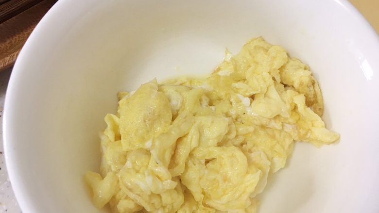 创意培根鲜虾鸡蛋三明治,step5:小火将鸡蛋炒好后备用，不要炒的的太老，会影响口感。