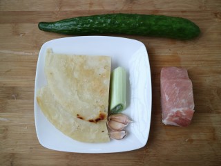 黄瓜肉丝炝大饼,准备食材。